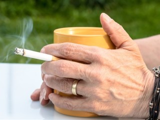 中国香港送上最强禁烟令：被发现罚款3000港元 还有可能坐牢 ！