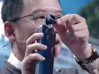 吴晓波展示荣耀ROBOT PHONE真机：世界上第一款手机机器人！ 