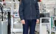 雷军晒小米汽车工厂工服照 帅气干练！网友：这服装卖吗？