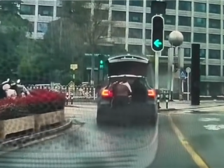 司机占道闯红灯还竖中指 官方回应：罚款200记6分 ！