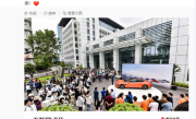 小米SU7亮相武汉大学雷军科技楼 学生围观水泄不通 ！