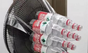 电风扇上装矿泉水瓶秒变自制空调 物理亚奥金牌获得者：有科学依据 ！