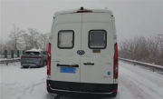 湖北暴雪 女生开放房车厕所给堵在高速的人 网友点赞太暖心 !