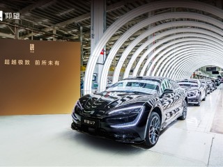 比亚迪第1300万辆新能源车下线：奥运冠军潘展乐成仰望U7车主 !