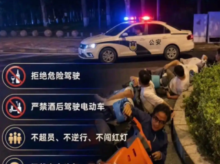 4名男子用共享电单车模仿张雪机车拍压弯走红 警车恰好经过戏剧性直接拉满 ！