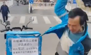 外卖小哥按顾客要求放餐却被打差评封号 崩溃怒吼：砸我饭碗要我命 !