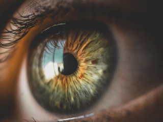 长期佩戴隐患大！男子戴隐形眼镜半年未摘致无法取出 ！