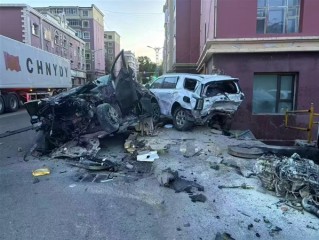 国产轿车市区道路上狂飙240km/h 失控后发动机都被撞飞 ！