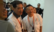 马云现身阿里巴巴全球总部“湖畔小屋” 佩戴风清扬工牌 !