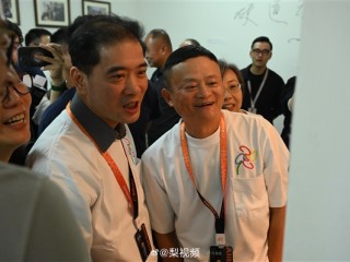 马云现身阿里巴巴全球总部“湖畔小屋” 佩戴风清扬工牌 !