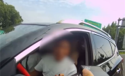 男子一直没考过科目一 还敢替女友开车：她高速没胆开 !