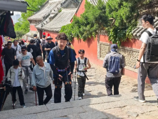 登山战神！游客花80元体验3小时租腿登泰山 ！