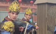 丢刀侍卫回应没刀硬提：表演时用力过度导致刀断了 ！