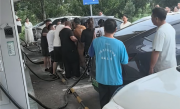 4个充电桩20多台车排队 高速服务区车主抢着充电枪都不松手 !