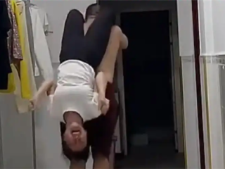女子患肾结石22年4次手术 老公帮忙倒立排结石 !