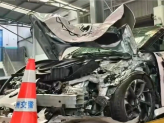 昊铂GT高速追尾工程车！昊铂回应：撞得是异形车 有局限性 !
