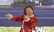 6岁女孩在爸爸公司年会上自信跳舞：表演落落大方 !