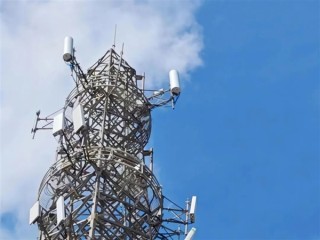 华为AI基站硬扛麦德姆台风：外观无损毁 仅天线被吹偏 20分钟远程恢复 !