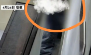 男子裸露下体偷进房间藏在女生床下：家人被抓伤，门锁被撞坏 ！