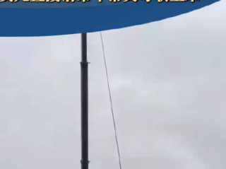 下雨天女儿请吊车帮父母收玉米 ！网友：玉米得按粒卖吧，不然都不够本 ！