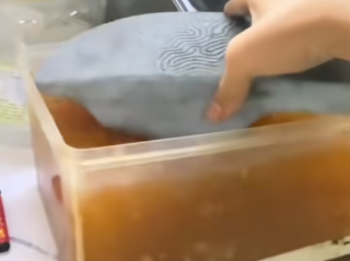 用拖鞋搅奶茶用手抓珍珠 涉事门店：新入职员工 已被行拘 !