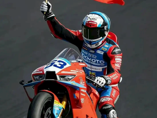 张雪机车的冠军赛车上这六个字火了！村民感动：看到直播眼泪都快出来了 ！