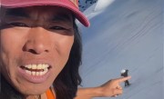 硬核博主只穿背心爬雪山：在海拔6000米处发现雪莲花 ！