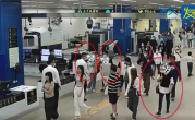 三名女子身绑102台苹果、三星手机入境 走路姿势露馅了 !