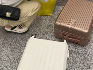 20寸行李箱登机要付费了！航司回应：多数廉航已不允许经济舱旅客免费携带 ！