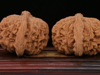 男子盘四年的文玩核桃竟是塑料制品：150元白花了 ！