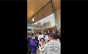 5999元起！iPhone17发售 直击北京苹果店：门口大排长龙 要首批拿到新机 !