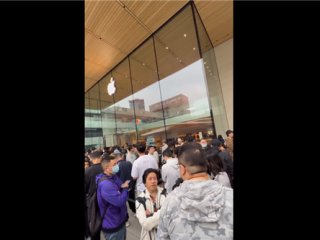 5999元起！iPhone17发售 直击北京苹果店：门口大排长龙 要首批拿到新机 !