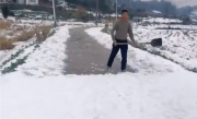 61岁老父亲铲一条路的雪迎接儿子儿媳 网友泪目：无言父爱 ！