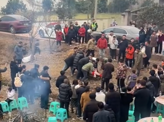 重庆一女子喊网友杀猪来了上千人 10万人在线围观 官方回应 ！