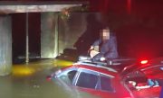 男子凌晨开车坠湖 爬上车顶后第一步先打开抖音 ！