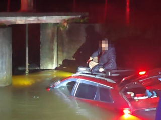 男子凌晨开车坠湖 爬上车顶后第一步先打开抖音 ！