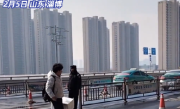 25岁小伙手提30斤大虾返乡过年：自称今年赚了12万 !