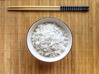游客吃剩2份炒饭被商家端回并盘：担心自己吃的那份是别人吃剩的 !