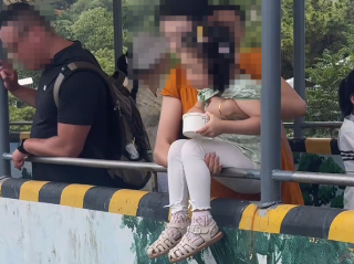 女子抱闺女探出护栏喂老虎被批不安全 本人：不要操不该操的心 !