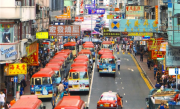 香港警方曝光新型碰瓷套路：先举报前车违规变道 再以急刹撞伤脖子索赔 !