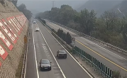 男子两天连续两次高速公路逆行 罚款400元扣24分网友称罚的太轻 ！
