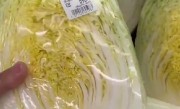 日本奢侈品白菜价 白菜变奢侈品 网友晒图：切成一半甚至四分之一卖 ！