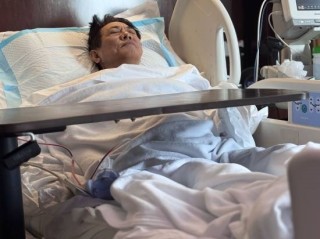 我患甲亢！62岁李连杰晒躺病床照片 面容憔悴：自发文报平安 !