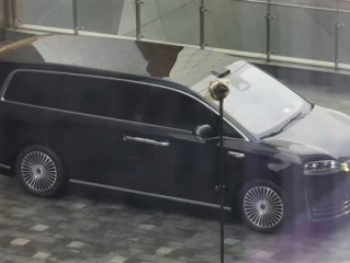 余承东放言超越市面上所有旗舰MPV！鸿蒙智行首款MPV智界V9实车亮相 ！