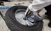 男子推电瓶车入境 车胎内竟藏有11600张SD卡 !