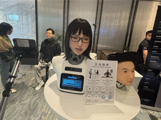 松延动力发布新一代女性仿生机器人小诺：近乎真人面部表情 !