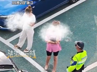 两女子人肉占车位不让别车停 “他非要停在这不走”交警：没那么多事 你让就行了 !