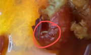 消费者买小龙虾疑吃出蛆虫 盒马回应：已和顾客和解 !