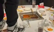 少年在海底捞火锅小便赔220万 网友点赞罚的好：家长没教法律会管 !