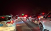 大聪明们半夜出发全堵高速上了 车主：有点后悔 ！